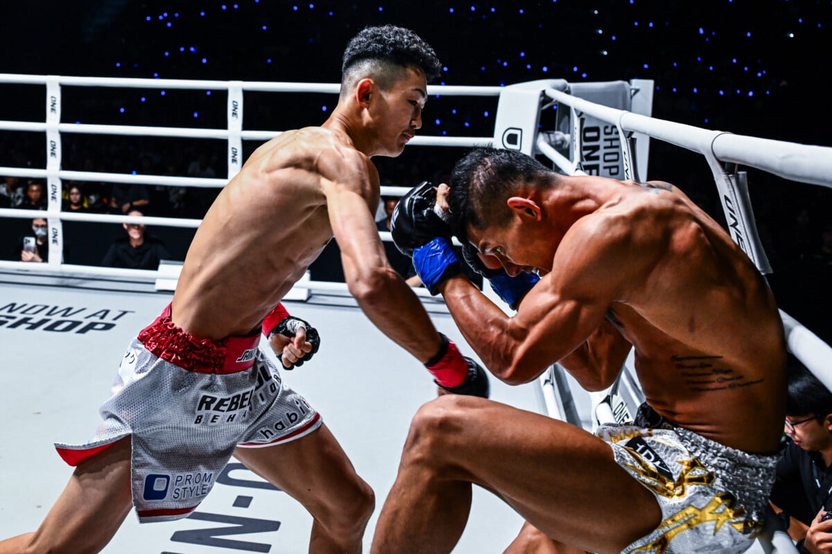 Shimon Yoshinari punches Suablack Tor Pran49 in the stomach