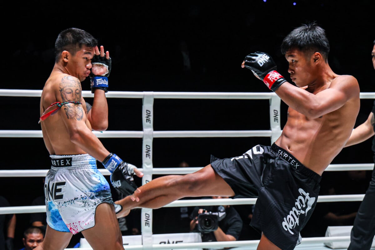 Songpandin lands a low kick against Petsiam at The Inner Circle 29