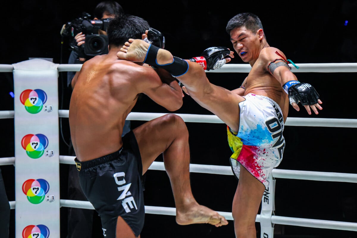 Petsiam lands a high kick against Songpandin at The Inner Circle 29