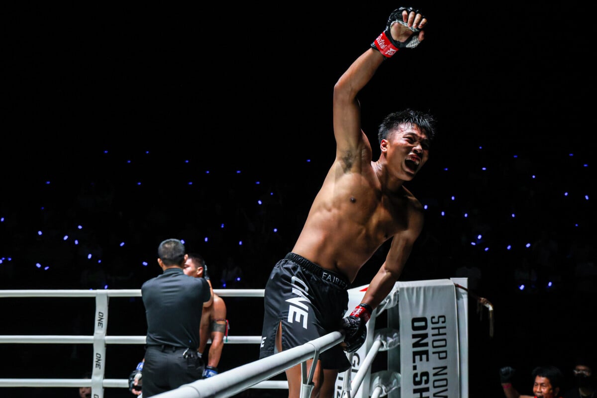 Songpandin celebrates his win over Petsiam at The Inner Circle 29