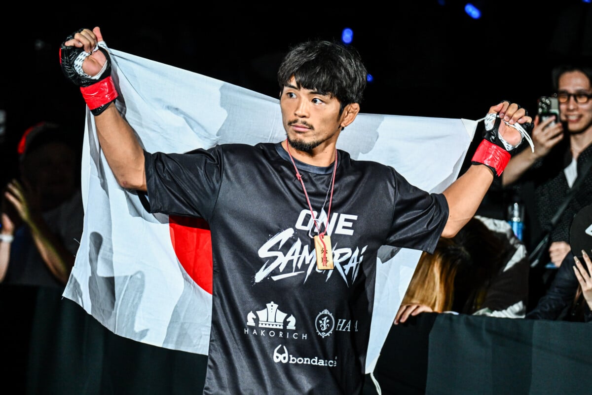 Yuya Wakamatsu makes his way to the ring for Willie van Rooyen fight at ONE SAMURAI 3