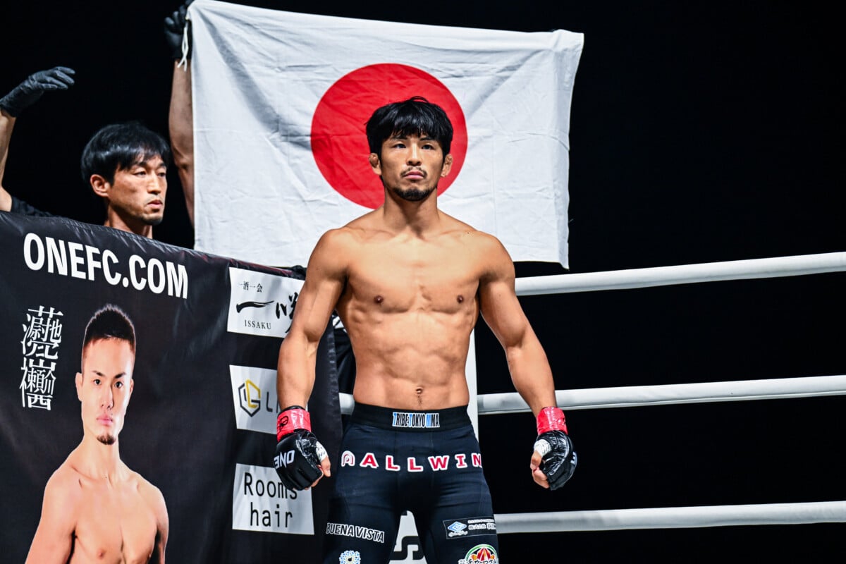 Yuya Wakamatsu gets ready to clash with Willie van Rooyen at ONE SAMURAI 3