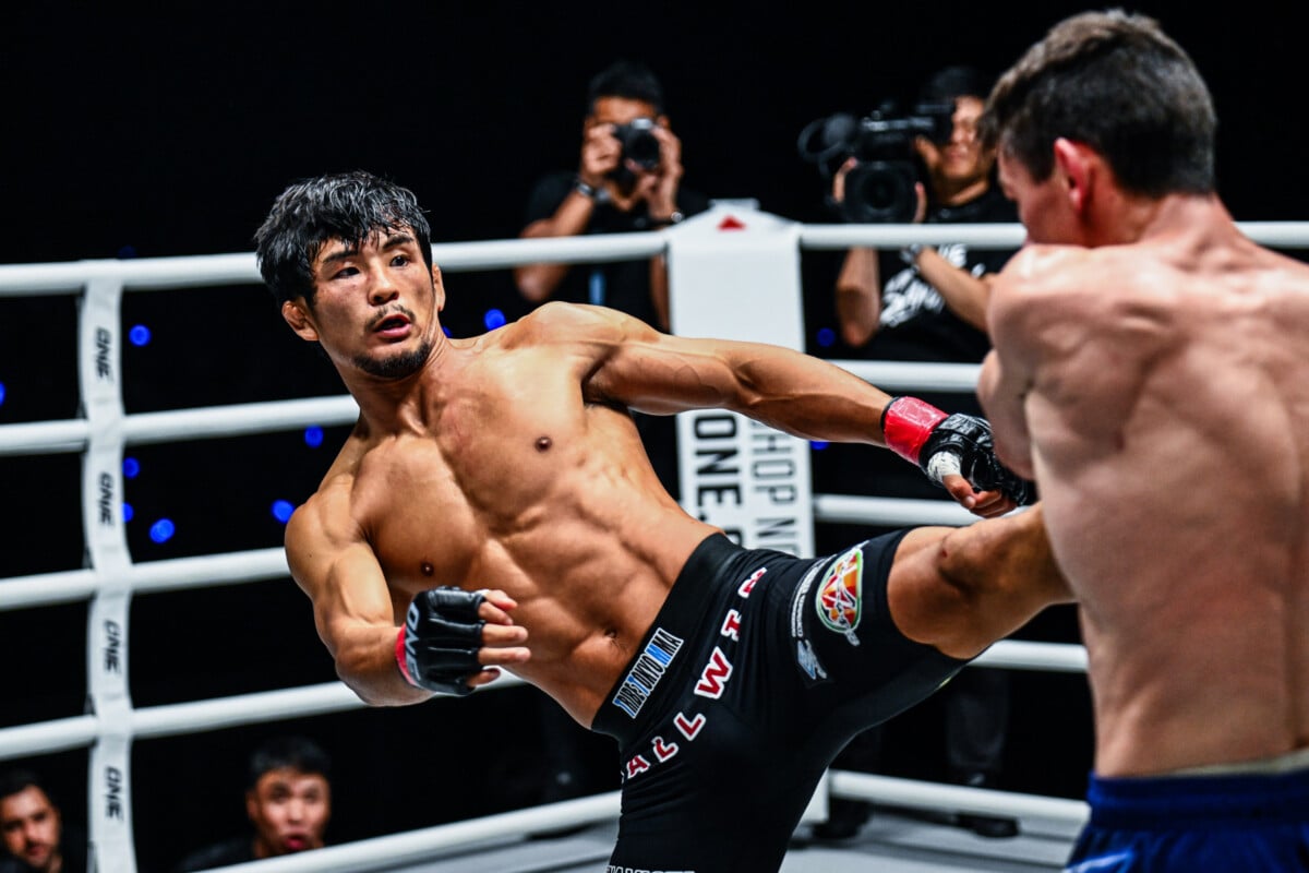 Yuya Wakamatsu throws a body kick on Willie van Rooyen at ONE SAMURAI 3
