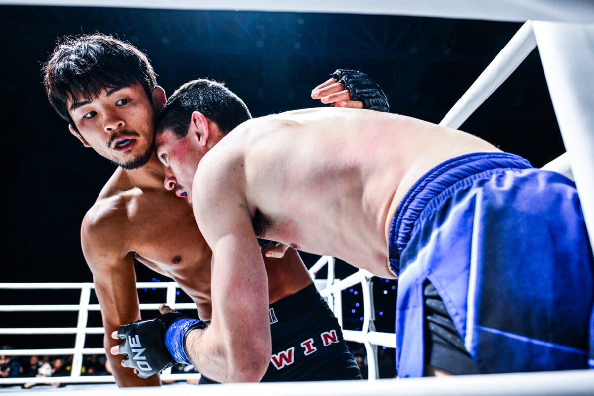Yuya Wakamatsu attempts to secure a dominant position against Willie van Rooyen at ONE SAMURAI 3