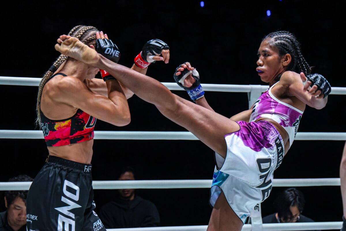 Zoe Neuschwander blocks a high kick from Susanti Ndapataka at The Inner Circle 32