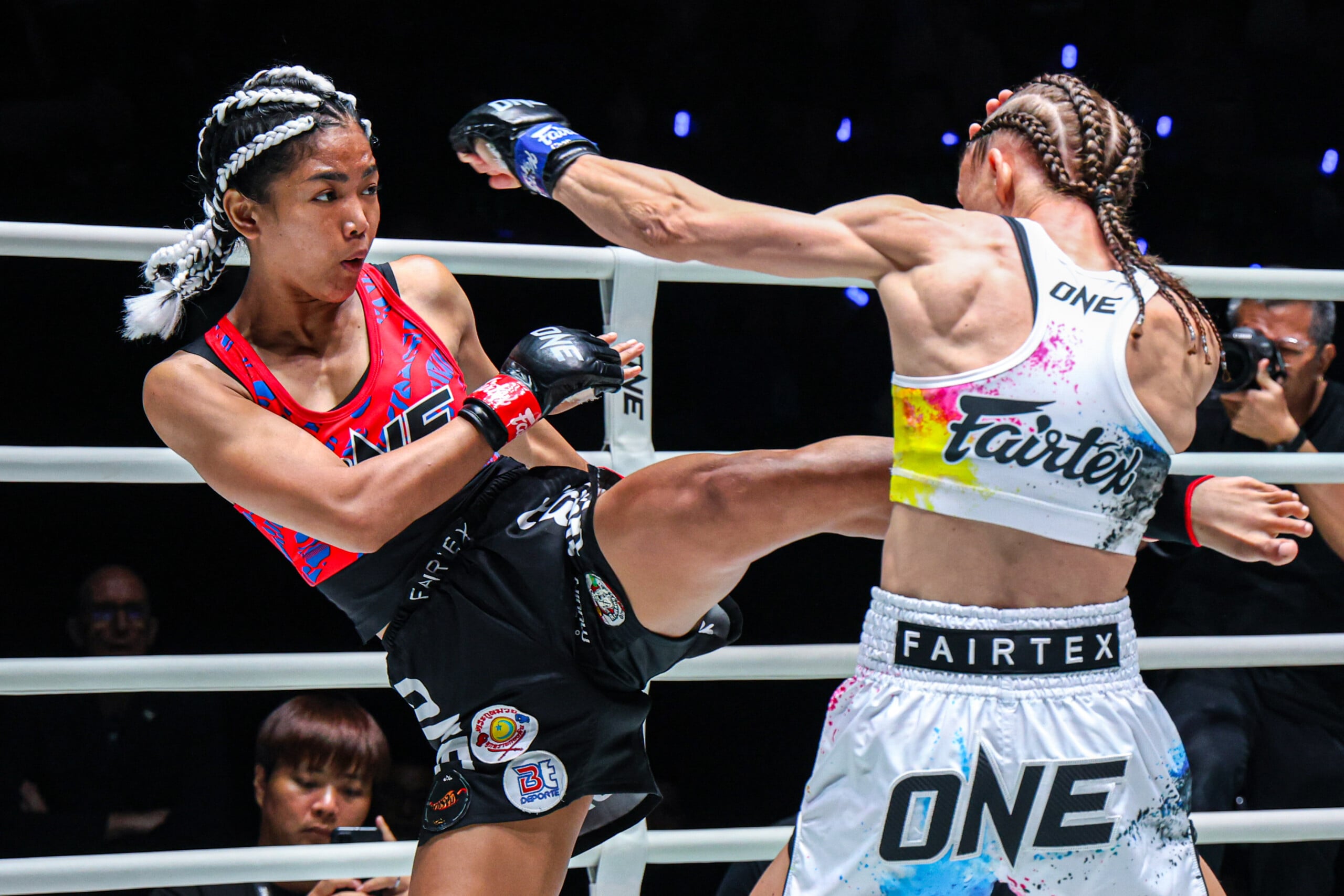 Duangdawnoi lands a middle kick on Aline Seiberth at The Inner Circle 33.