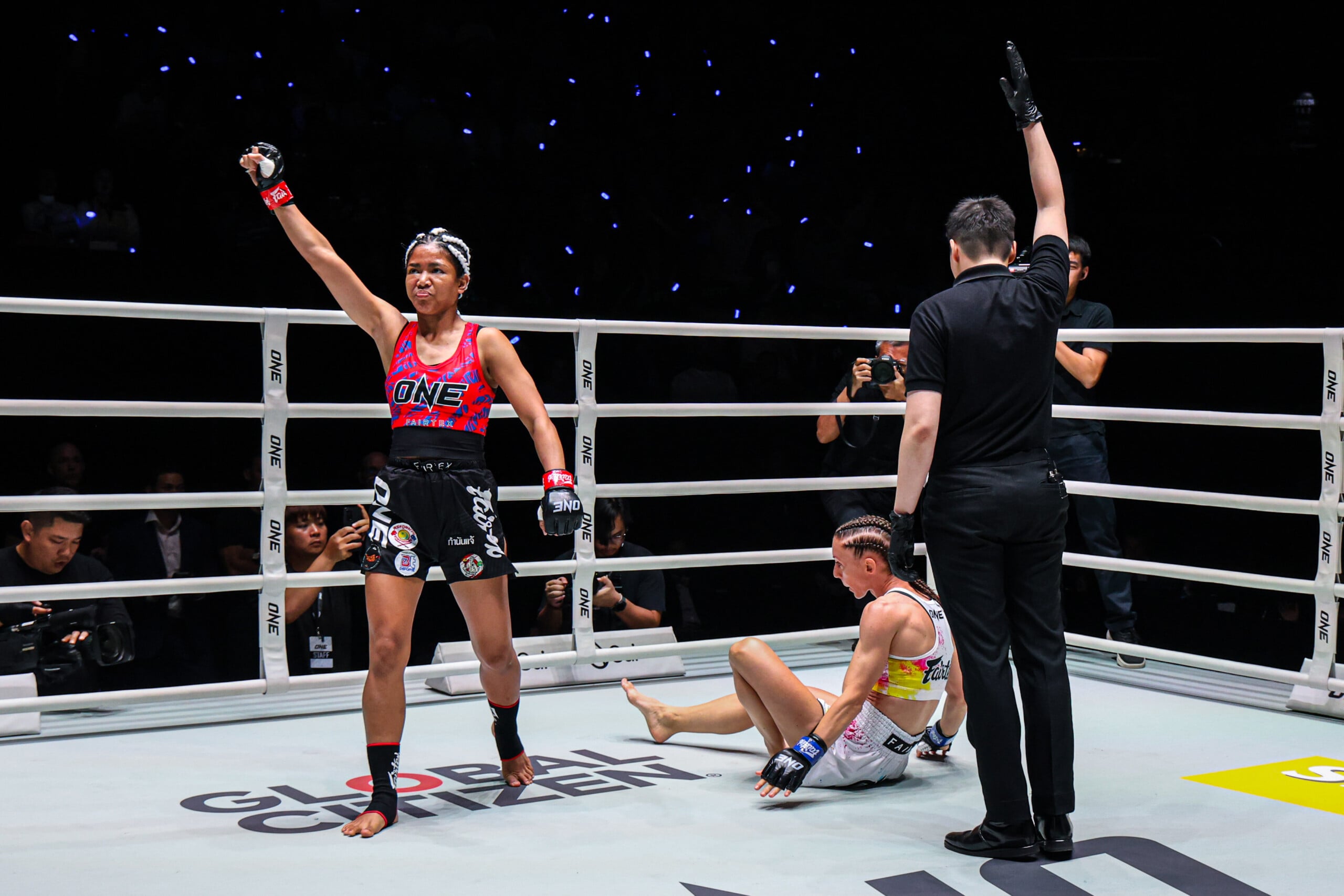 Duangdawnoi drops Aline Seiberth at The Inner Circle 33.