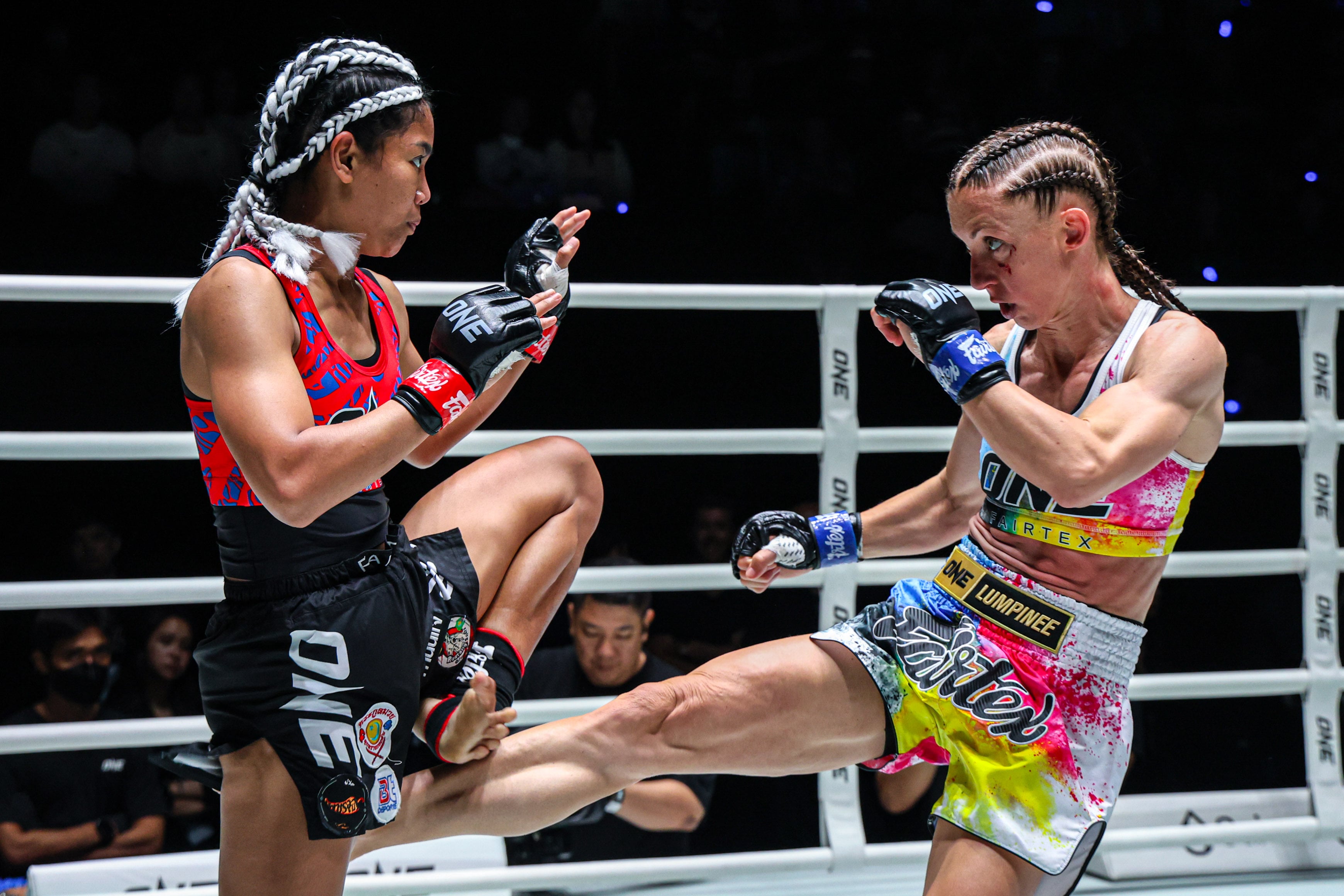 Duangdawnoi vs Aline Seiberth at The Inner Circle 33 7.jpg