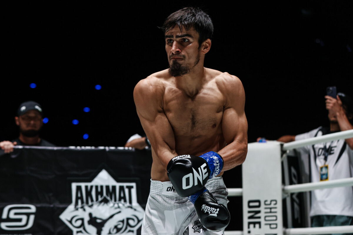Elbrus Osmanov gets ready to fight Yi Yuxuan at ONE Fight Night 48