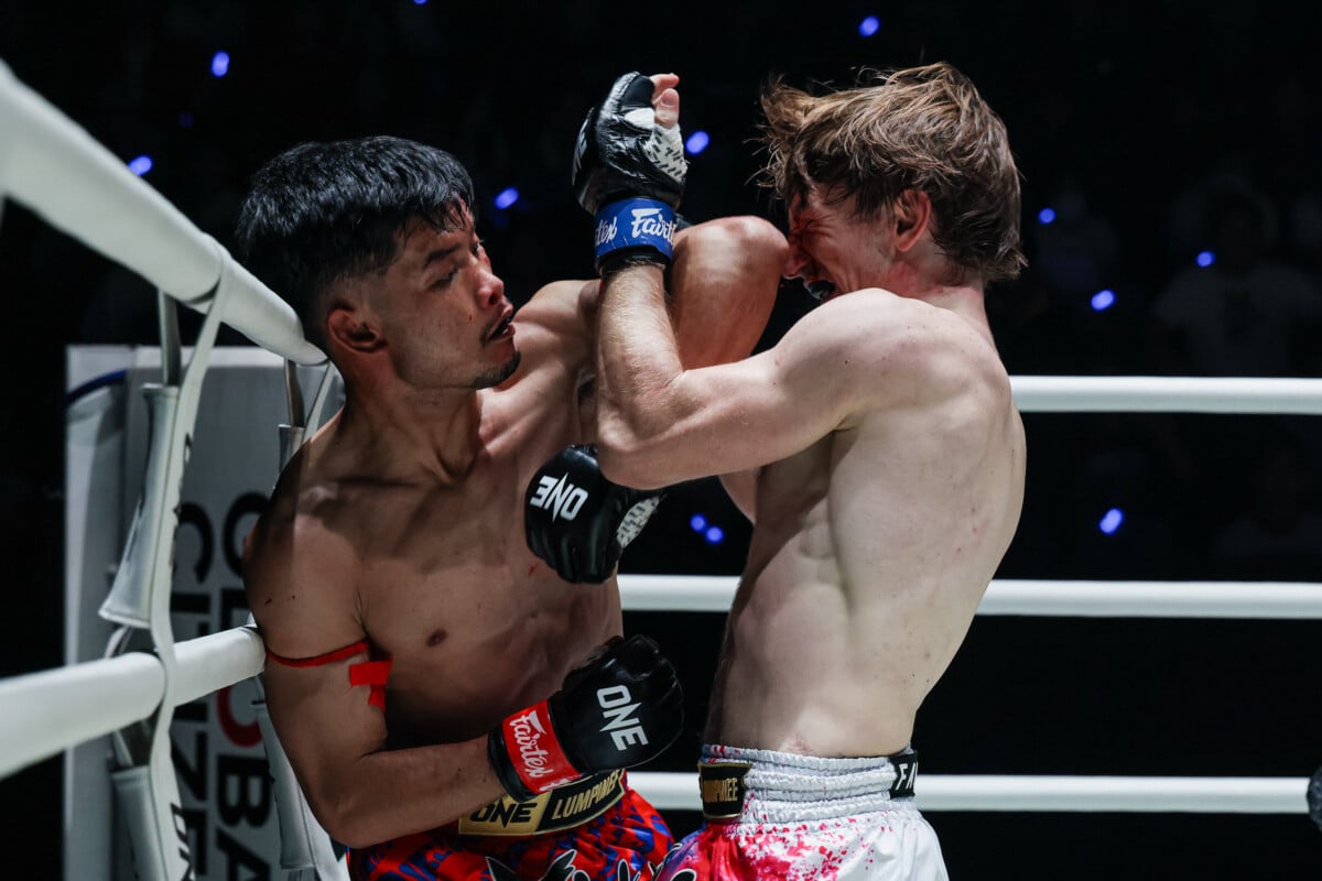 Face Erawan plants a knee on Valerii Strungari's face at The Inner Circle 35