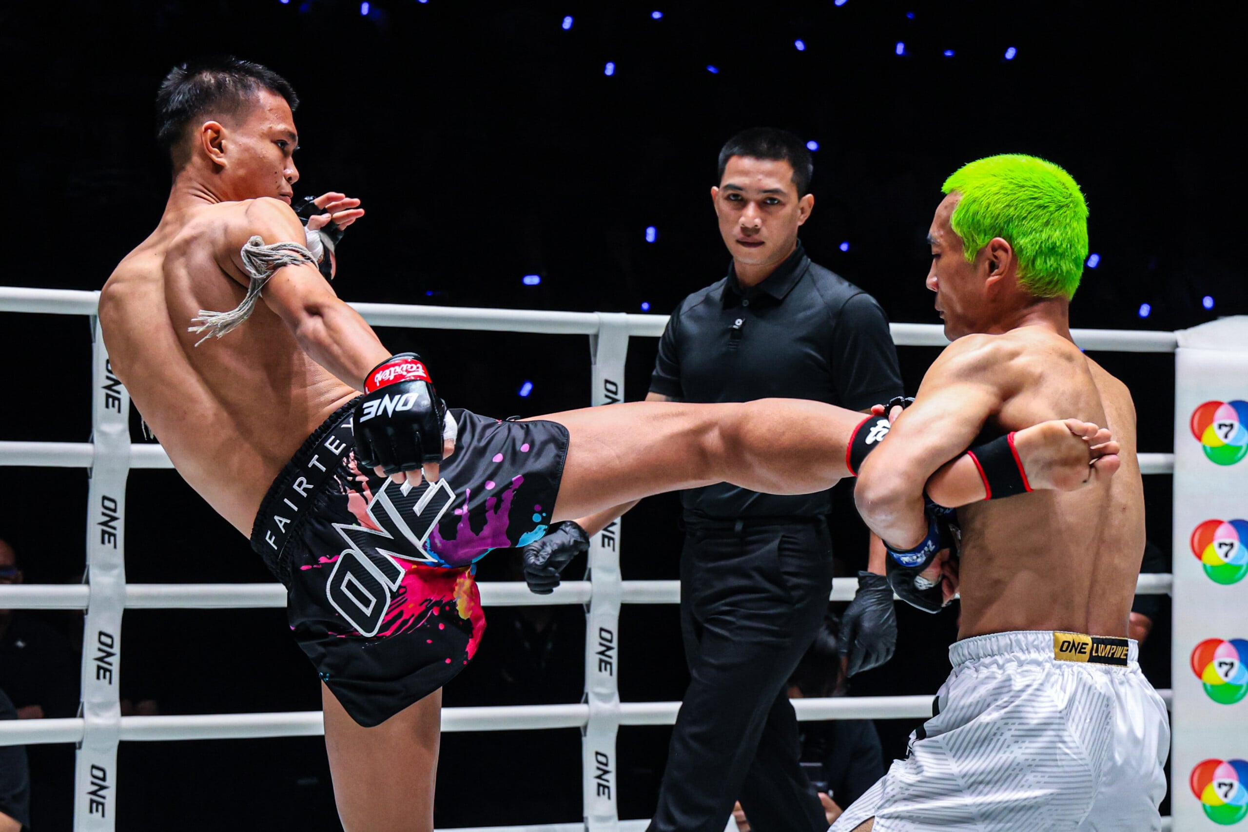 Yugo Kato catches a kick from Fahlap Toyotarayong at The Inner Circle 33