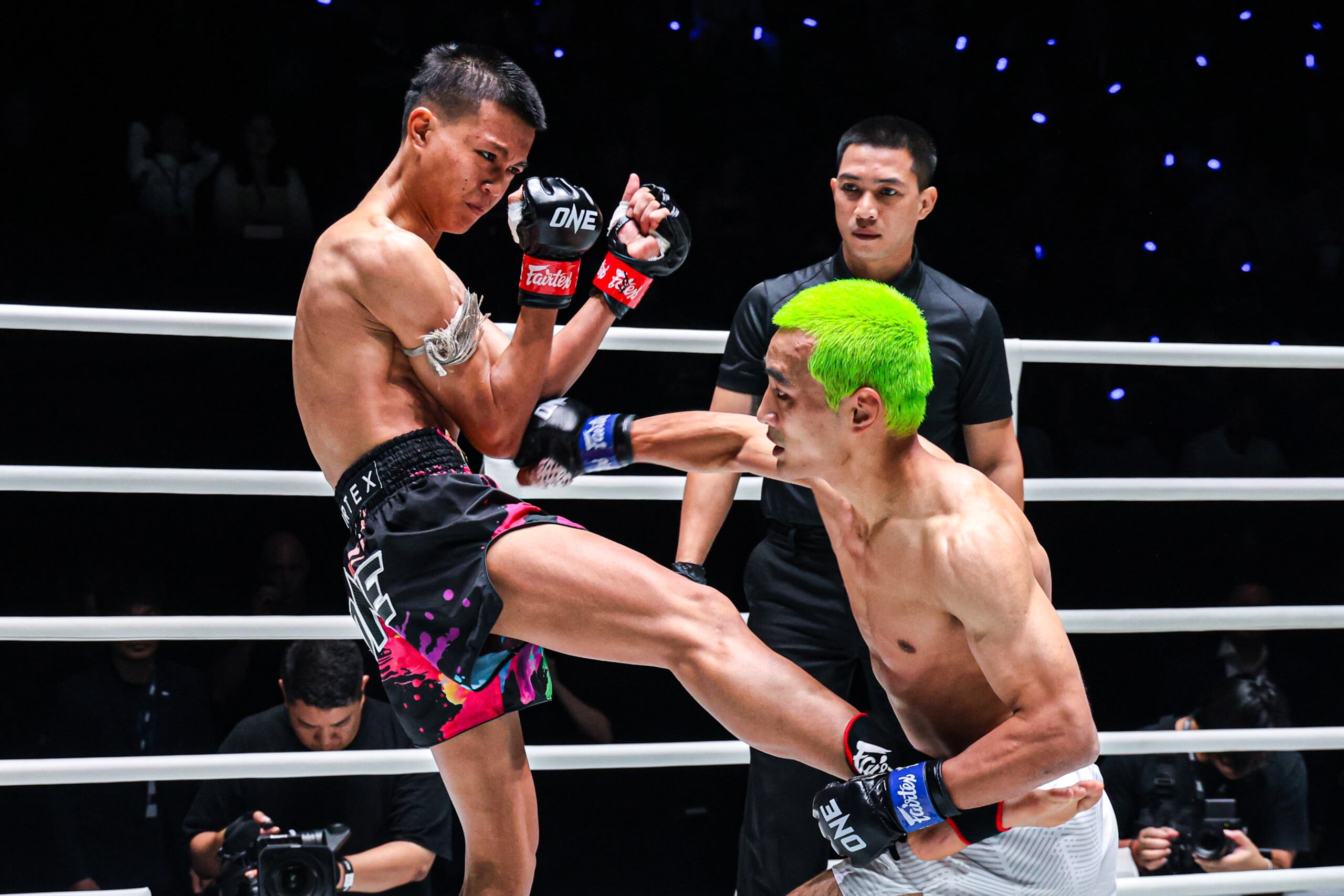 Yugo Kato launches a body punch against Fahlap Toyotarayong vs at The Inner Circle 33