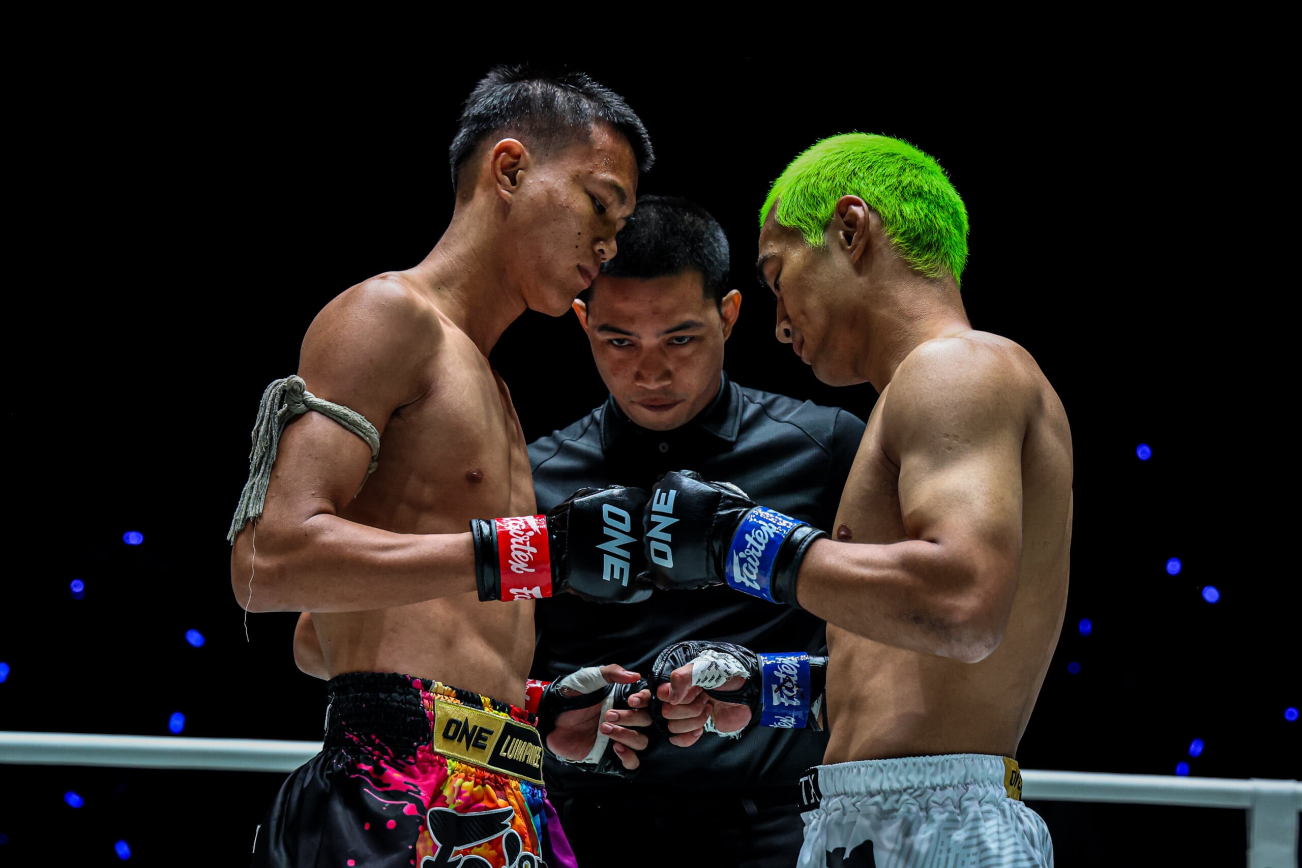 Fahlap Toyotarayong touches gloves with Yugo Kato at The Inner Circle 33