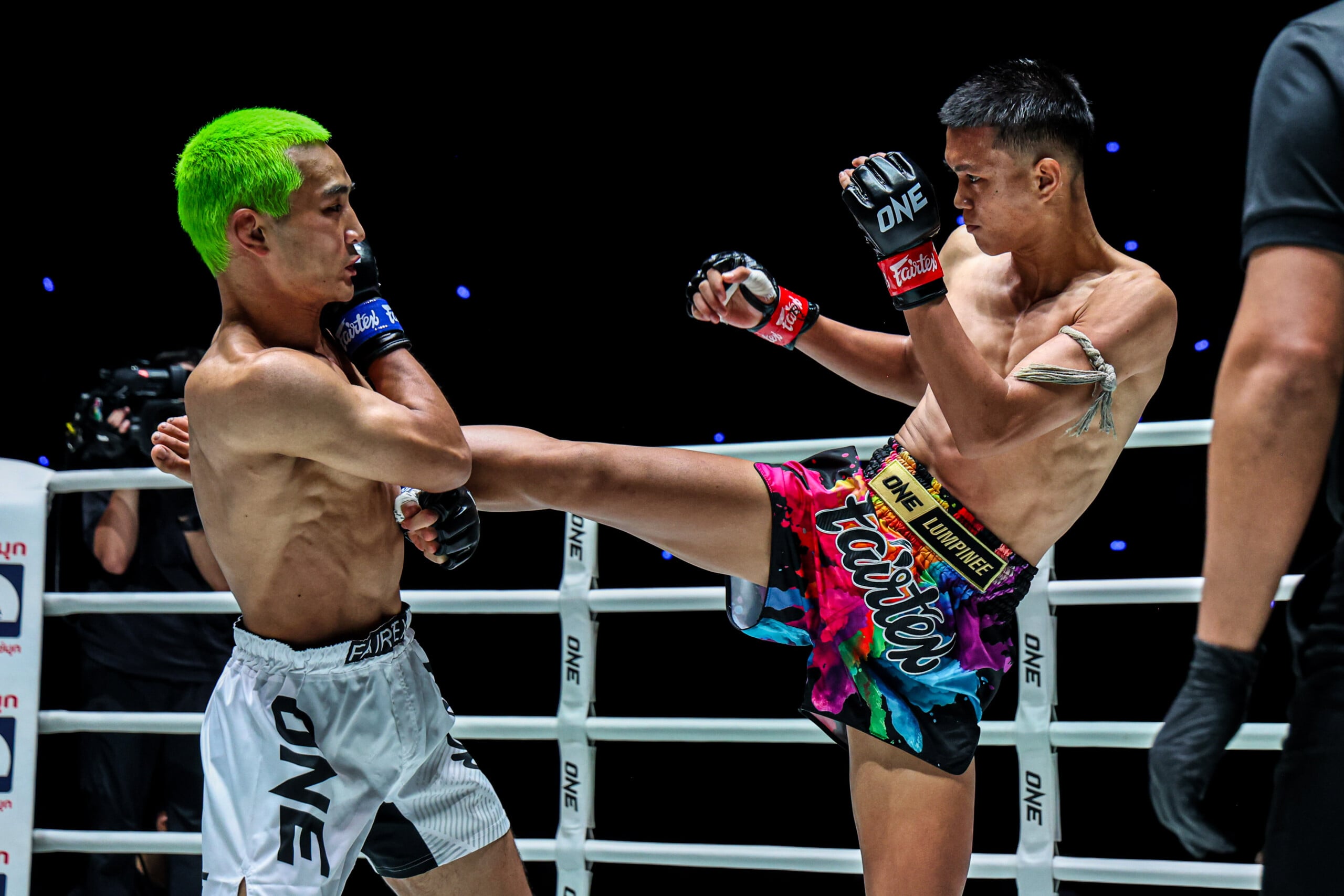 Fahlap Toyotarayong launches a middle kick on Yugo Kato at The Inner Circle 33