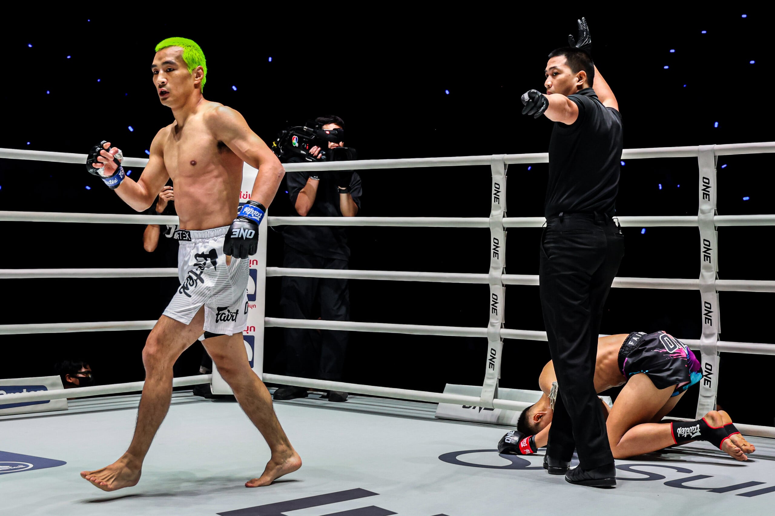 Yugo Kato knocks down Fahlap Toyotarayong at The Inner Circle 33