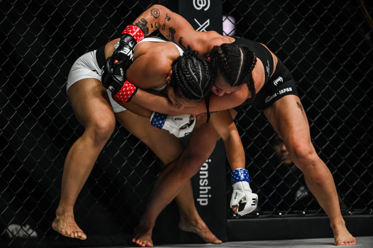 Itsuki Hirata scrambles with Jihin Radzuan at ONE SAMURAI 4.