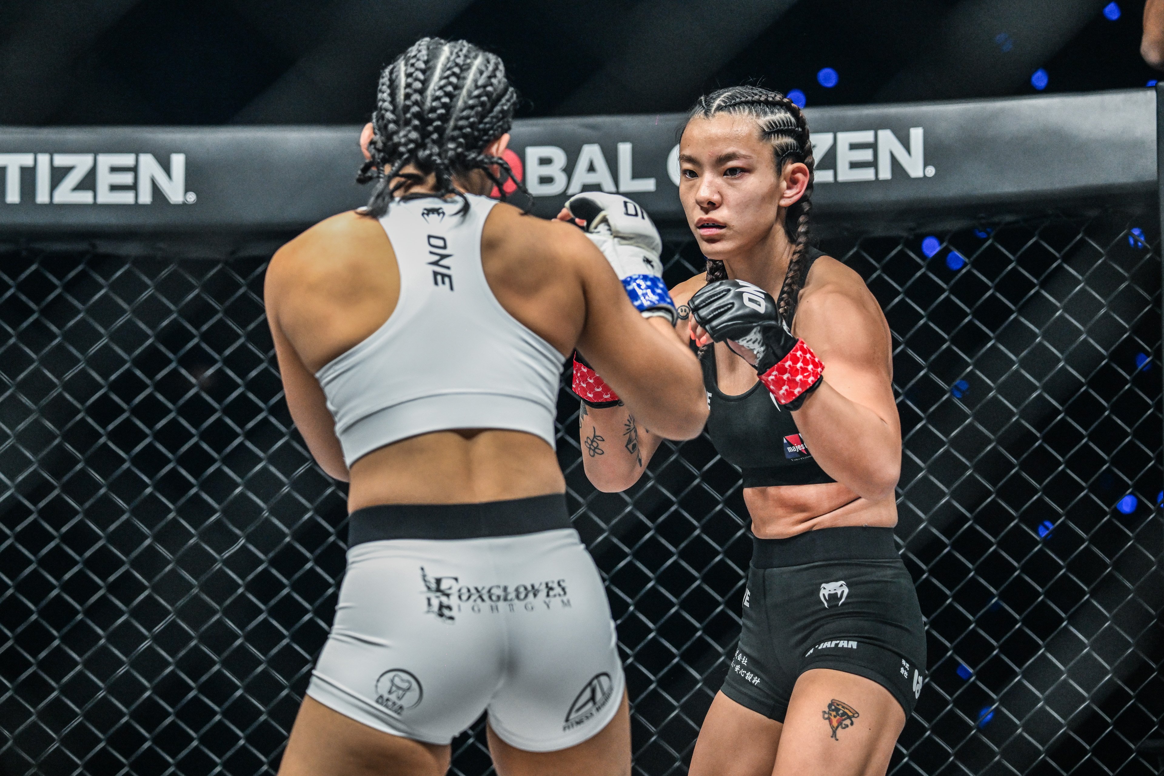 Itsuki Hirata and Jihin Radzuan in action at ONE SAMURAI 4.