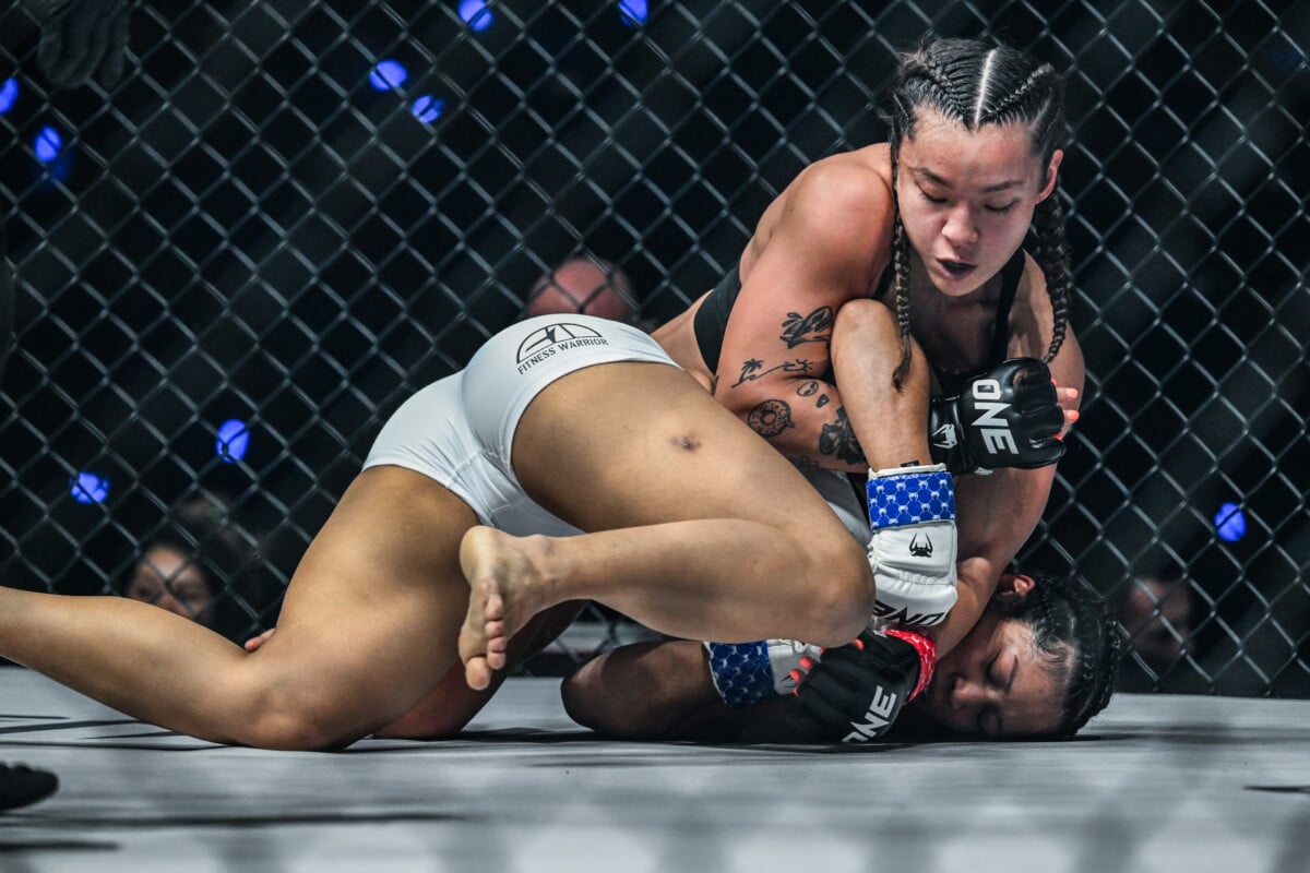 Itsuki Hirata grapples Jihin Radzuan at ONE SAMURAI 4.