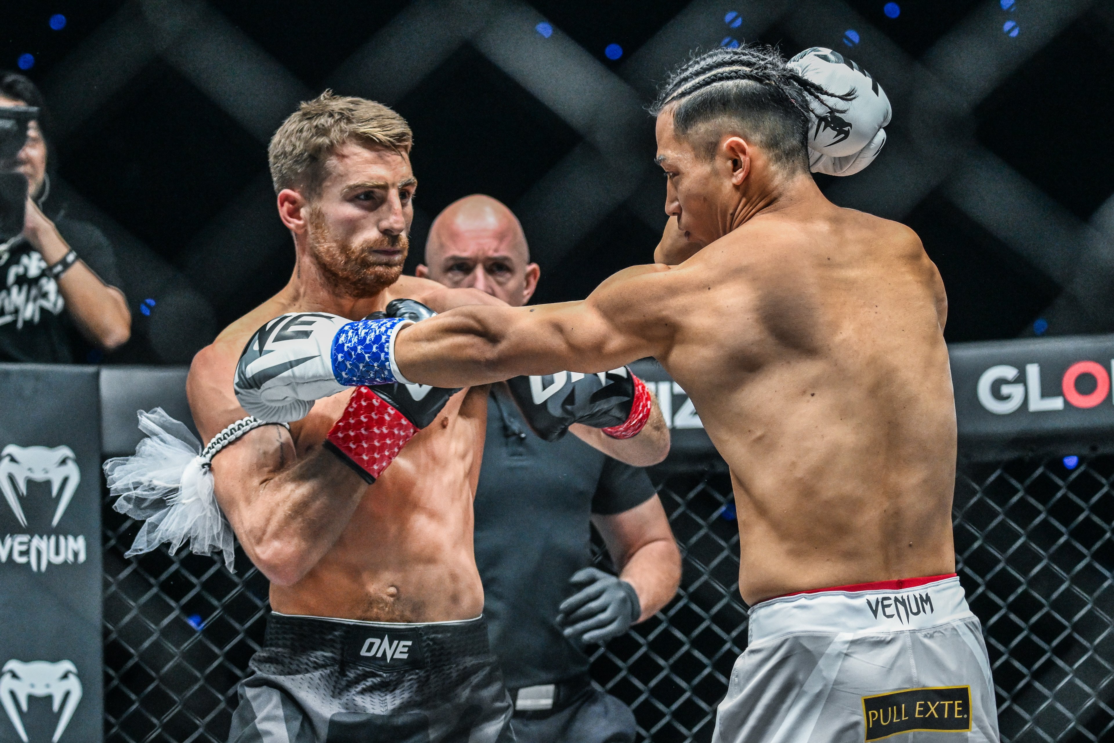Jonathan Haggerty vs Hiroki Akimoto at ONE SAMURAI 4 23.jpg