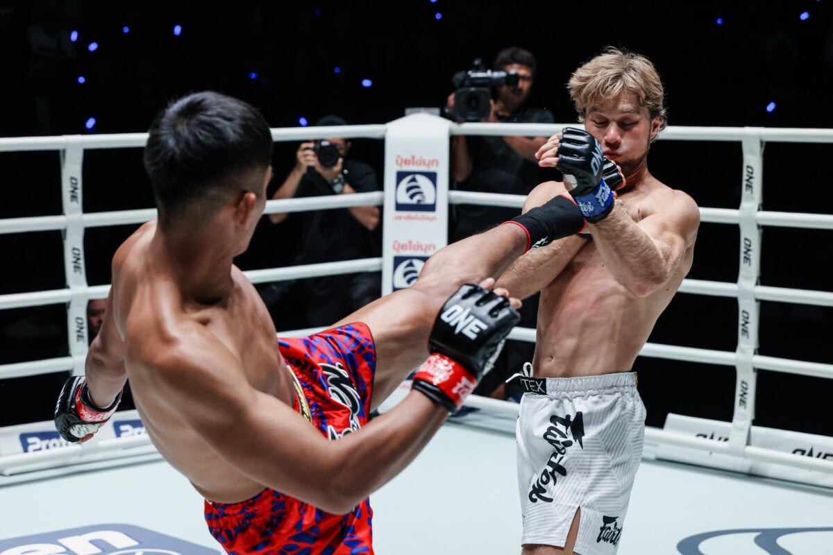 Kongsuk Sitsarawatsuer throws a high kick against Ruslan Tuktarov at The Inner Circle 34