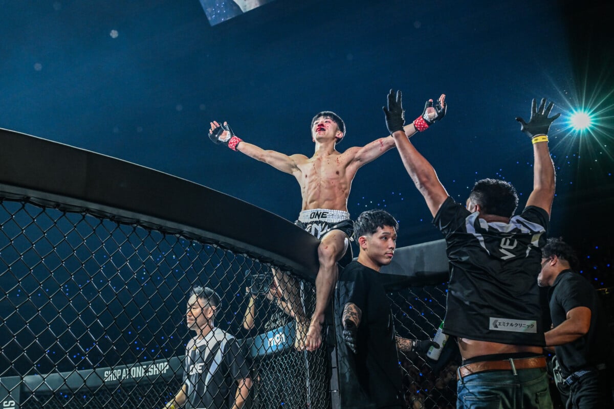 Nadaka celebrates after defeating Rifdean Masdor at ONE SAMURAI 4