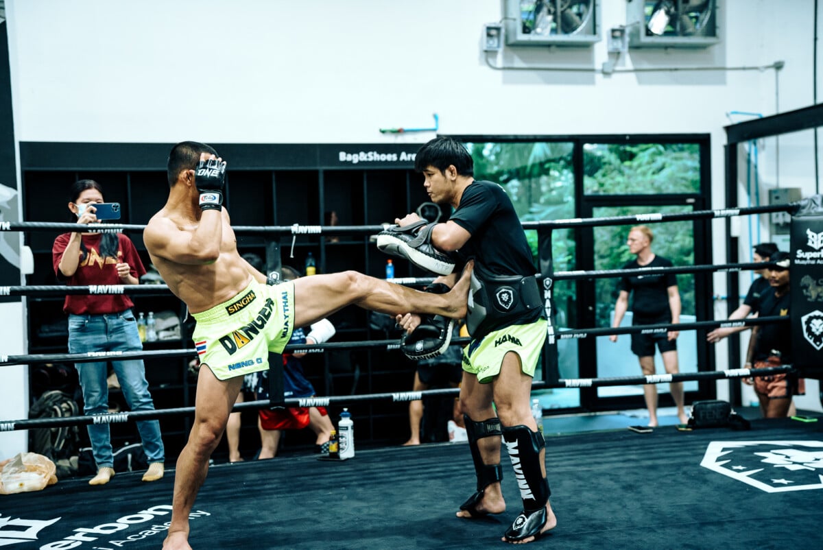 Nong O Hama showcases his push kick at The Inner Circle 38 Open Workout