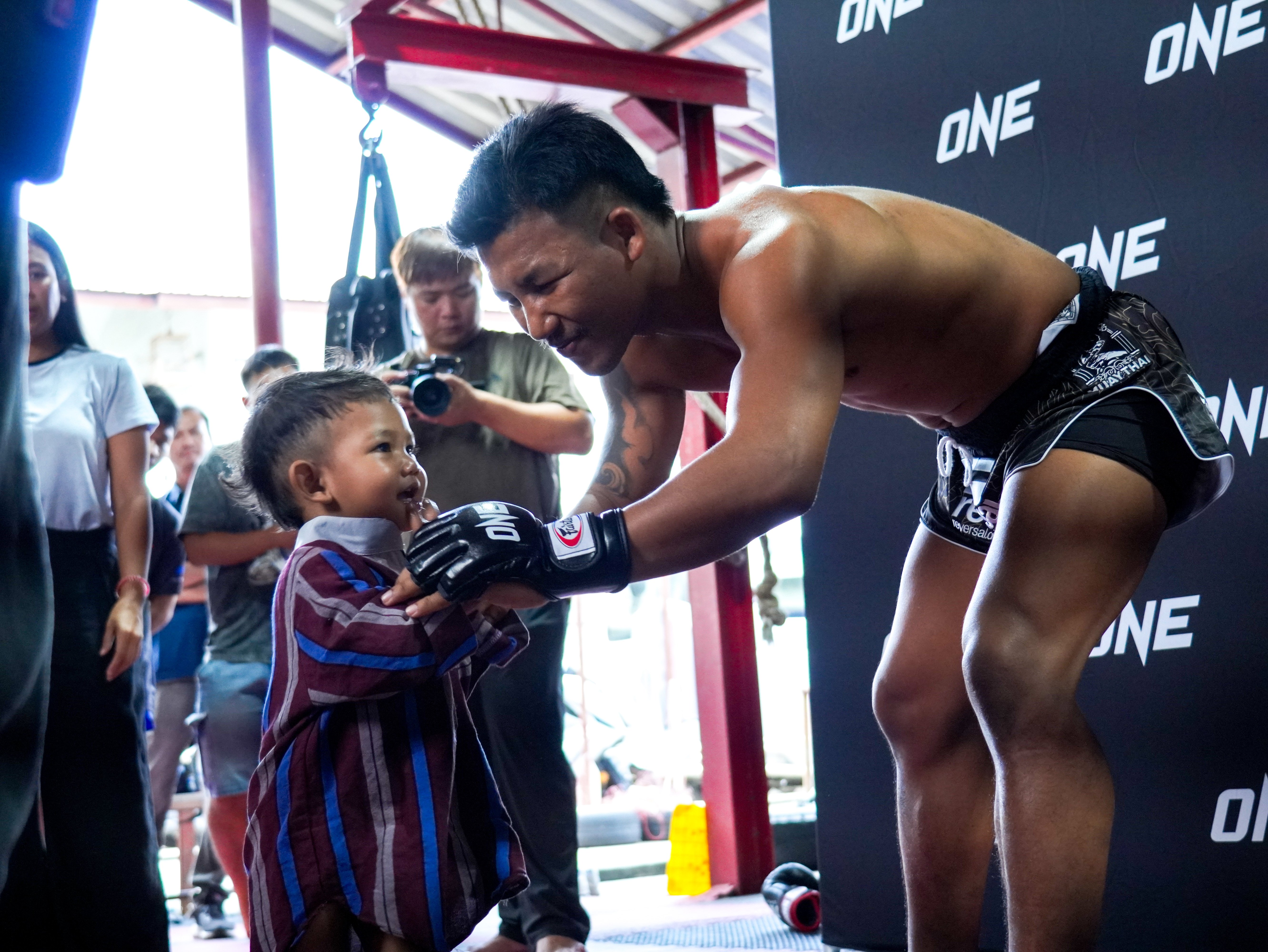 Rodtang Jitmuangnon with his son during the open workout in Nonthaburi.