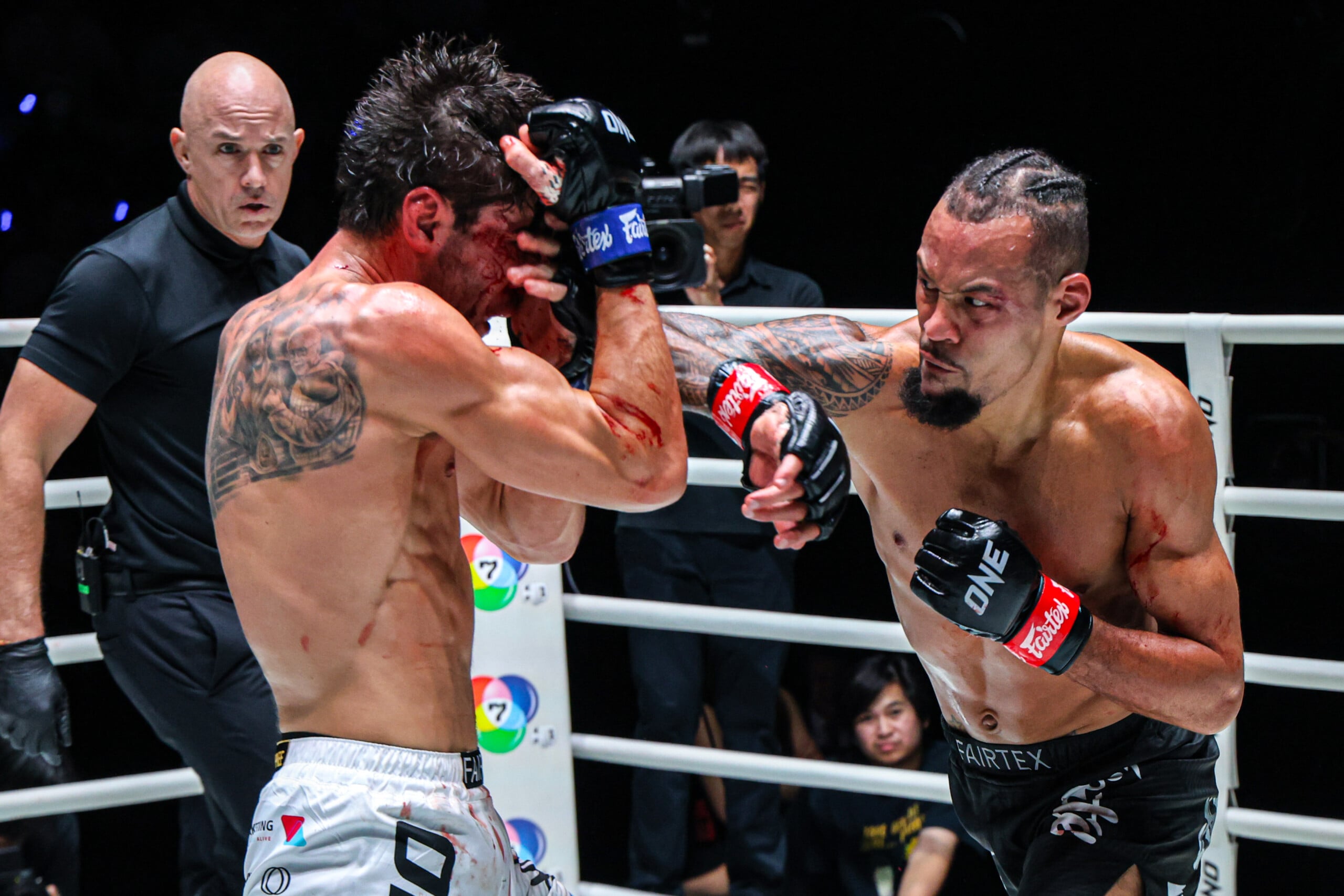 Regian Eersel lands an elbow on George Jarvis at The Inner Circle 33.