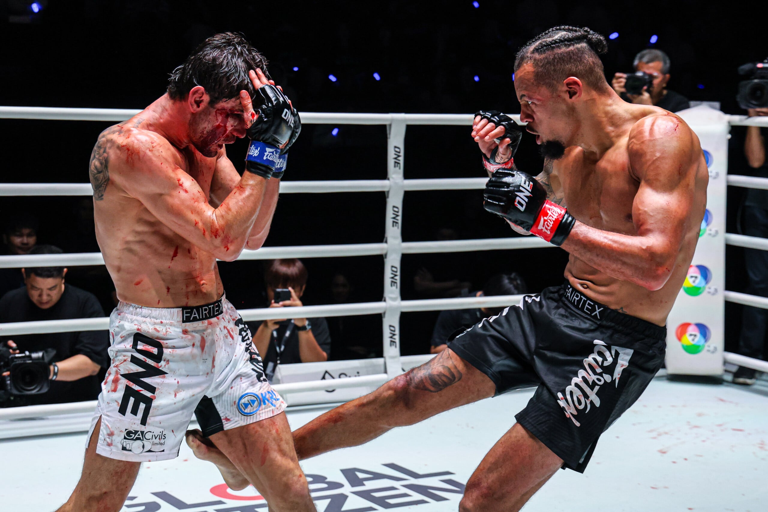Regian Eersel fires off a low kick on George Jarvis at The Inner Circle 33.