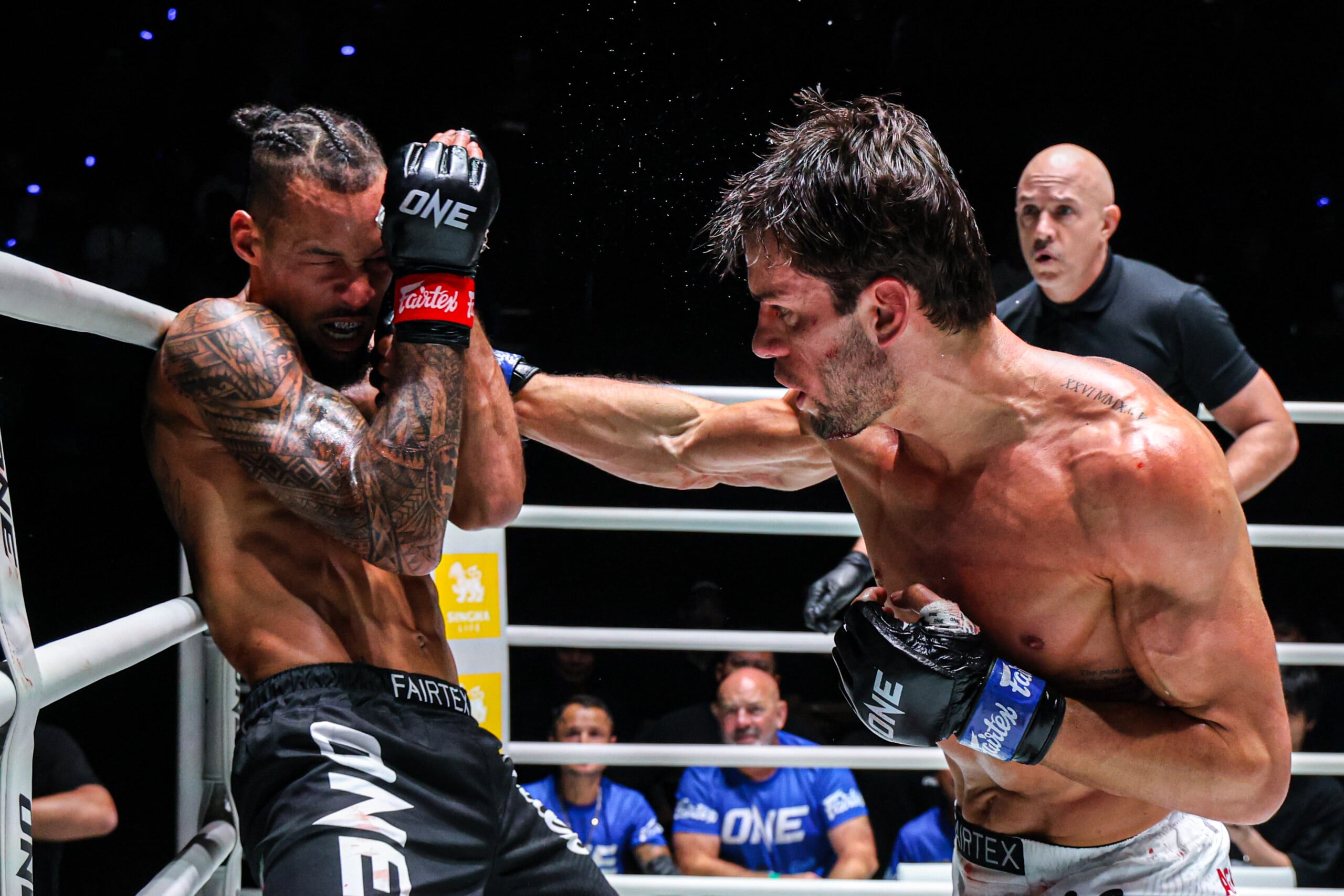 George Jarvis attacks Regian Eersel with a right hand at The Inner Circle 33.