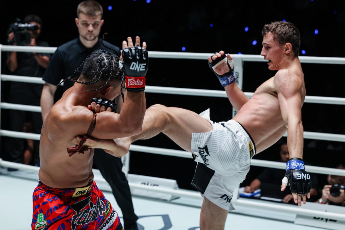 Rustam Yunusov fires a body kick on Suriyanlek Por Yenying at The Inner Circle 34