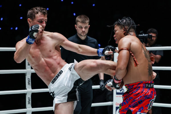 Rustam Yunusov lands a kick to the midsection against Suriyanlek Por Yenying at The Inner Circle 34.