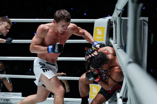Rustam Yunusov knocks down Suriyanlek Por Yenying at The Inner Circle 34