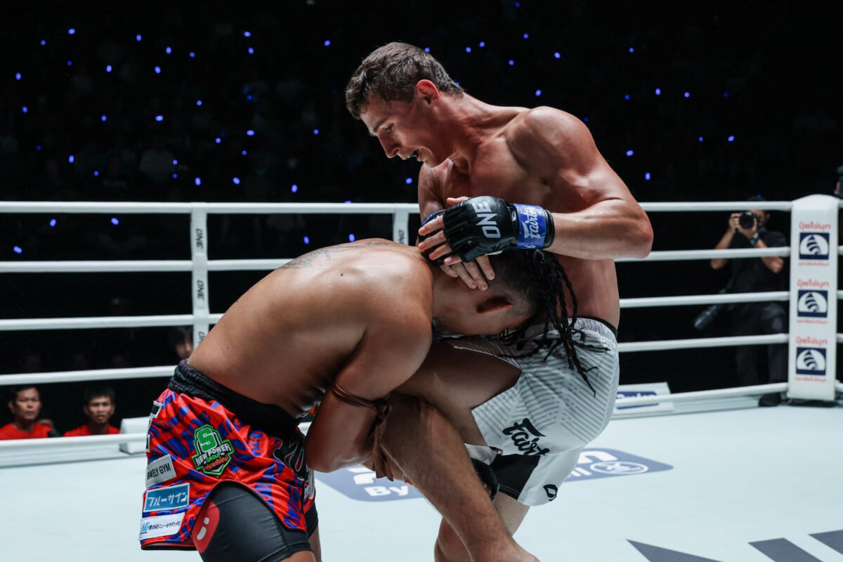 Rustam Yunusov plants a knee to the body on Suriyanlek Por Yenying at The Inner Circle 34