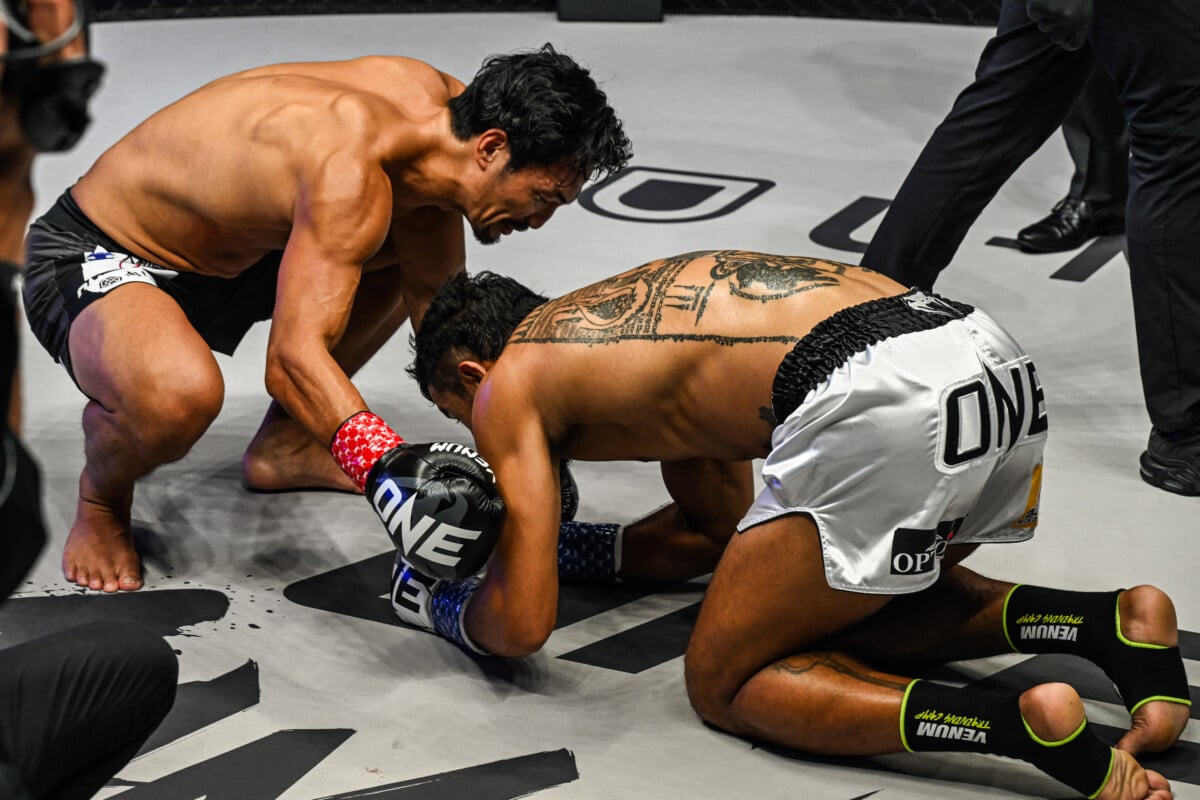Sinsamut Klinmee shows his respect to Shintaro Matsukura at ONE SAMURAI 4.
