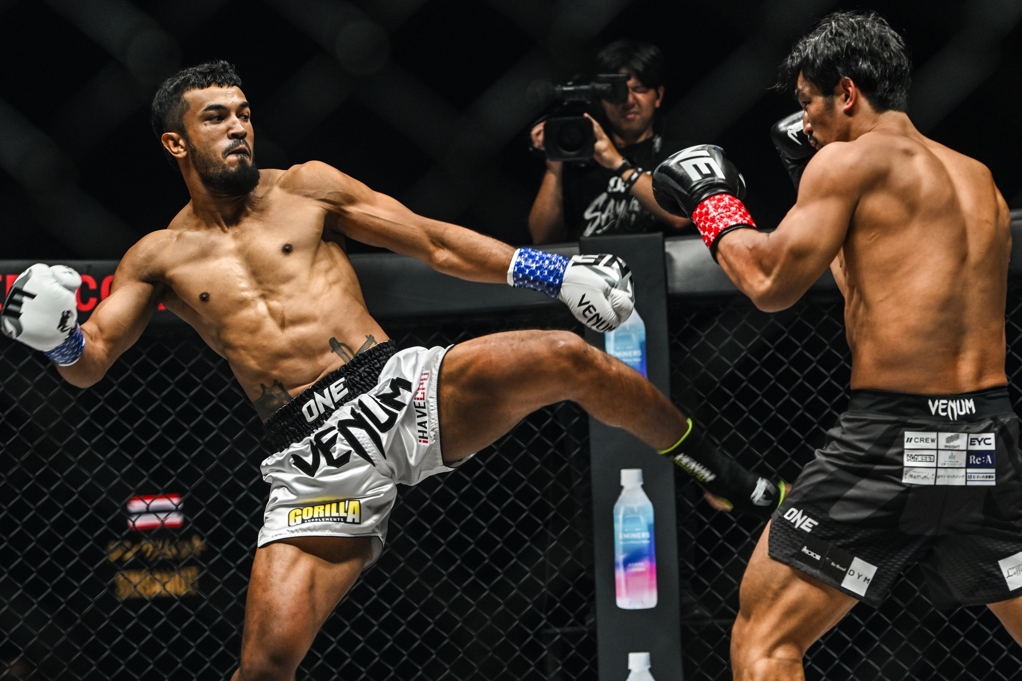 Shintaro Matsukura vs Sinsamut at ONE SAMURAI 4 15.jpg