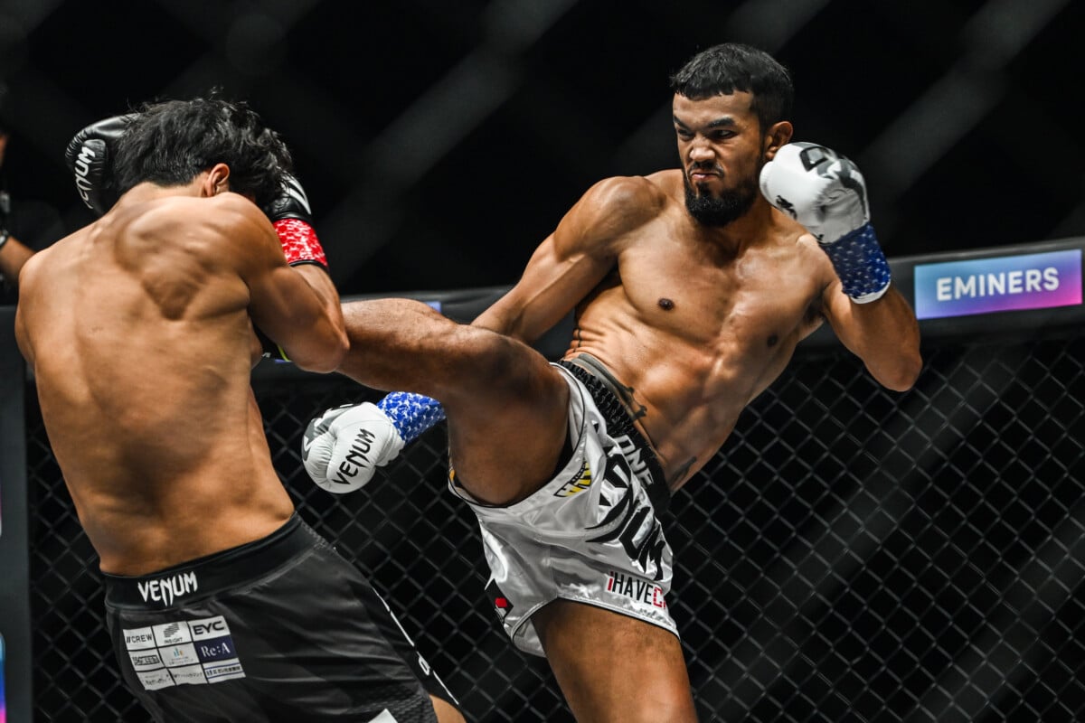 Sinsamut shuts down Shintaro Matsukura with a high kick at ONE SAMURAI 4.
