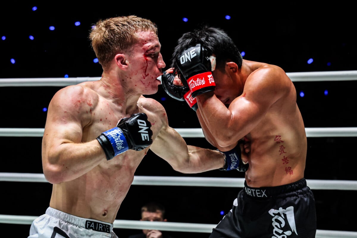 Dionatha Santos Tobias finds a home for a hard body shot against Tonglampoon at ONE Friday Fights 173.