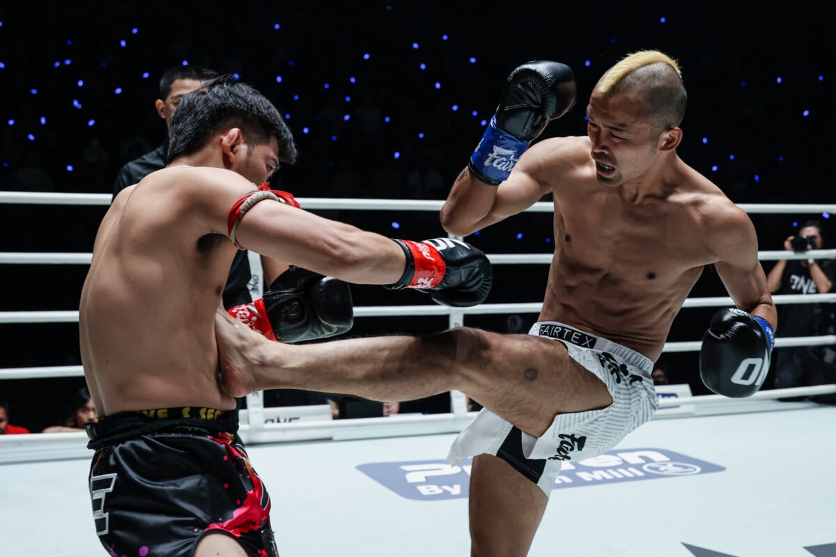 Wang Junguang lands a body kick on Prajanchai Pongsuphan PK at The Inner Circle 35