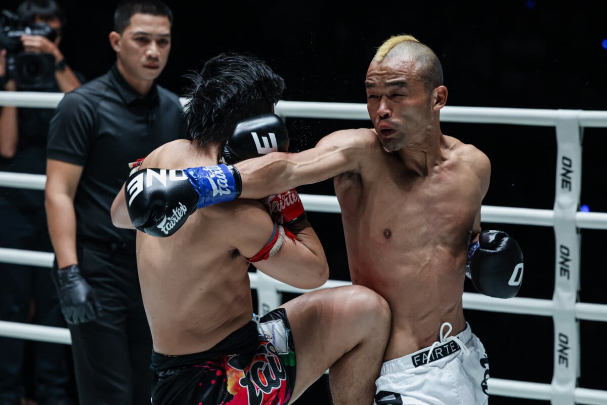 Wang Junguang lands a spinning attack on Prajanchai Pongsuphan PK at The Inner Circle 35