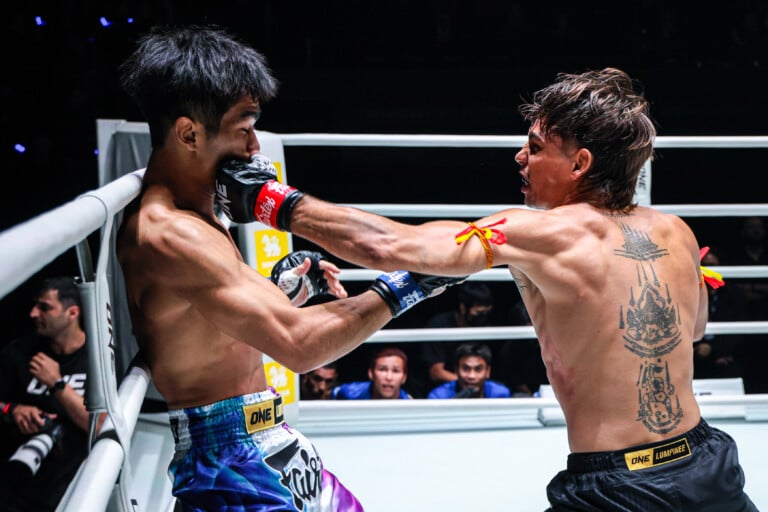Xavier Gonzalez clips Exza with a left to the chin at The Inner Circle 36.