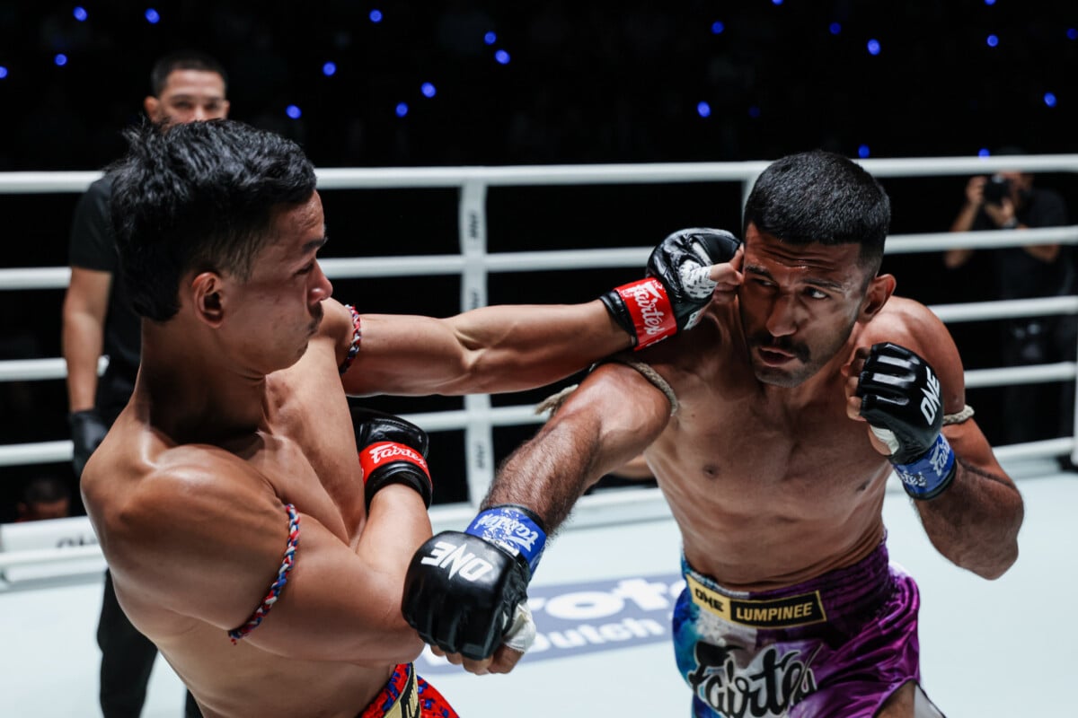 Yodthewin Siaarmkrohpetfarm fires a left hook on Arman Moradi at The Inner Circle 34
