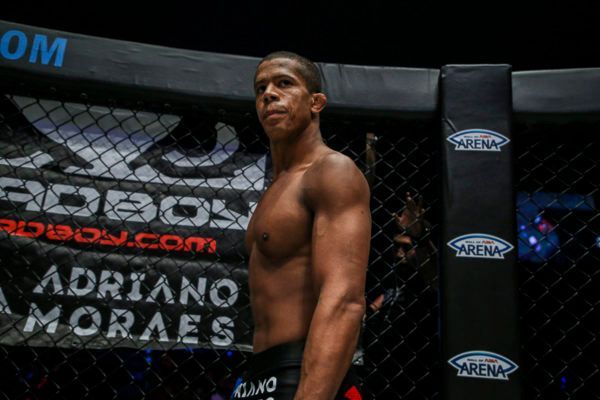 Adriano Moraes DC 4623 600x400