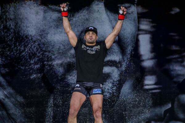 Eddie Alvarez DC 3832 600x400