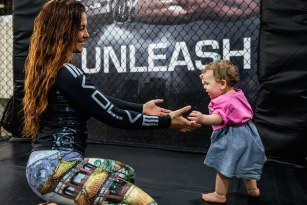 Miesha_Tate_And_Daughter 600x400