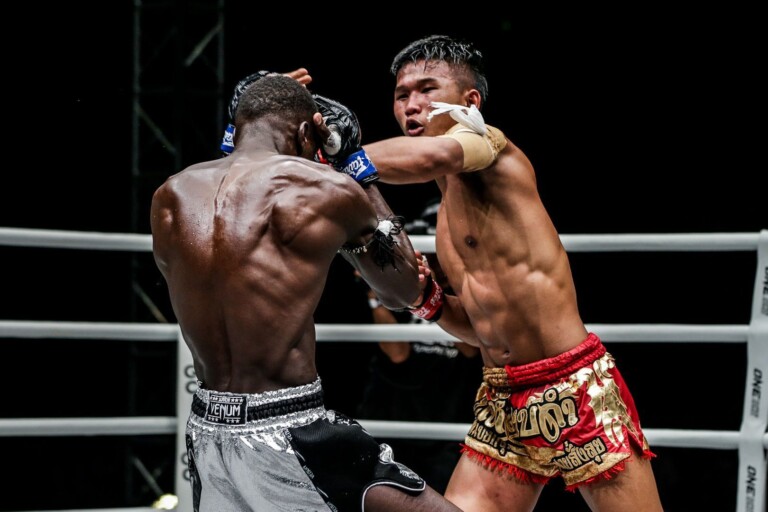 Kulabdam Sor. Jor. Piek Uthai fires his trademark left hand at Bobo Sacko