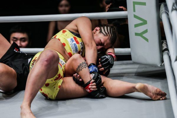 Ayaka Miura defeats Maira Mazar by submission