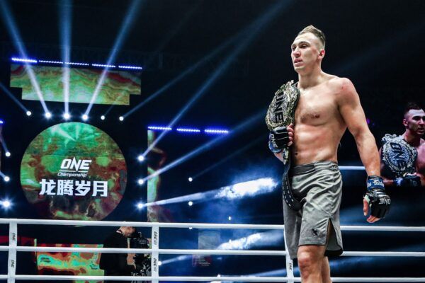 Roman Kryklia defeats Tarik Khbabez at ONE AGE OF DRAGONS JHW_8245 600x400