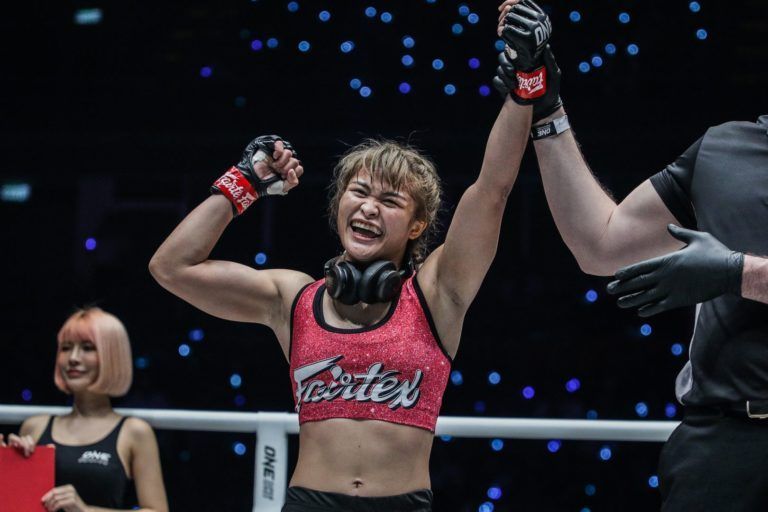 Stamp Fairtex celebrates her win against Puja Tomar in Bangkok