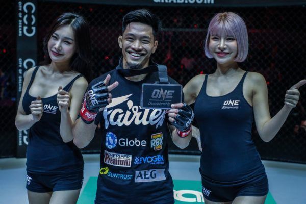 Lito Adiwang celebrates his win against Pongsiri Mitsatit